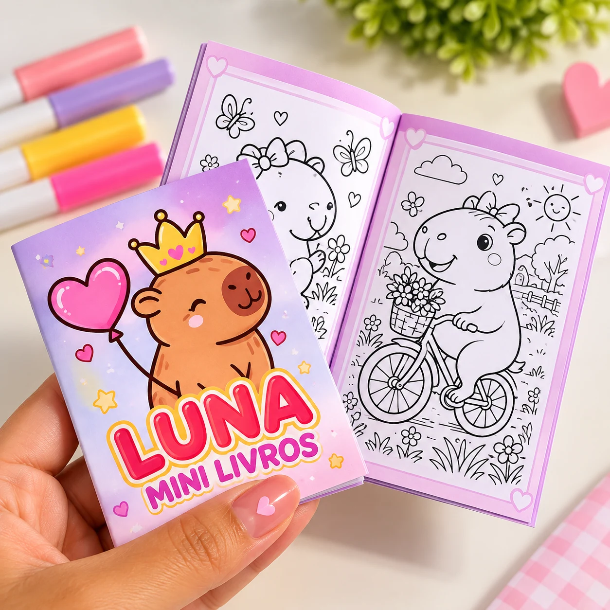 Exemplo ilustrativo de mini livrinho rosa com capa e páginas para colorir